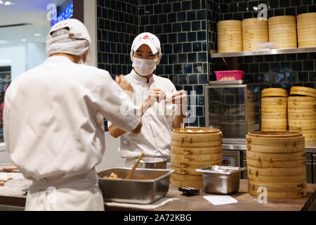 Johor, Malaysia - 22. März 2018: Asiatische Köche kochen traditionellen chinesischen Essen in taiwanesischen Knödel Restaurant. Männer kochen und frischem Teig zu machen. Stockfoto