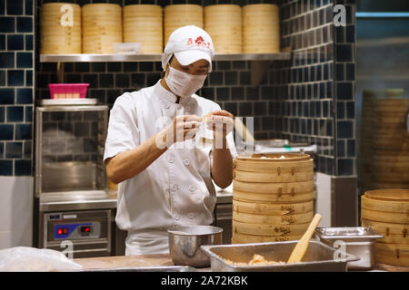 Johor, Malaysia - 22. März 2018: Asiatische Köche kochen traditionellen chinesischen Essen in taiwanesischen Knödel Restaurant. Männer kochen und frischem Teig zu machen. Stockfoto