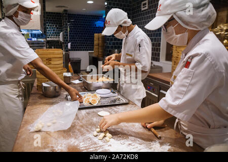 Johor, Malaysia - 22. März 2018: Asiatische Köche kochen traditionellen chinesischen Essen in taiwanesischen Knödel Restaurant. Männer kochen und frischem Teig zu machen. Stockfoto