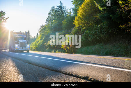 Big Rig classic Weiß pro Amerikanische Motorhaube Semi Truck mit Kühlschrank für den Transport von gefrorenen Fracht in gekühlten Auflieger auf dem moun Stockfoto