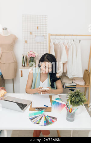 Porträt einer jungen asiatischen Fashion Designer arbeiten in ihrem Atelier Stockfoto