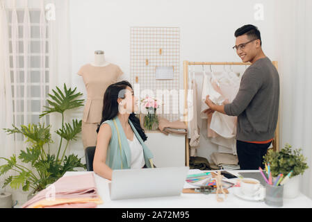 Mode-Designer arbeiten an Schöpfung in Werkstatt Stockfoto