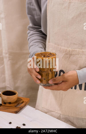 Vietnamesische Eis Kaffee mit Milch auf den Tisch. Stockfoto