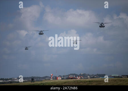 Vier CH-53E Super Stallion mit Marine schweren Helikopter Squadron 462 von WAB Futenma abfahren. Marine Flugzeuge Gruppe 36 durchführen, um einen raschen Einsatz Übung am Okt. 23, 2019 in Okinawa, Japan und den Indopazifischen Region. Diese Art von realistisches Training wird verwendet, um eine aktive Haltung eines bereit Kraft zu markieren und ist für die Aufrechterhaltung der Betriebsbereitschaft für die Umsetzung unserer Verpflichtungen gegenüber unseren Verbündeten zu verteidigen und die umliegenden Nationen unerlässlich. (U.S. Marine Corps Foto von Lance Cpl. Madeline Jones) Stockfoto