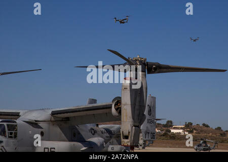 Us Marine MV-22 B Fischadler fliegen Sie über den Flug Linie auf Marine Corps Air Station Camp Pendleton, Kalifornien, Okt. 28, 2019. Die Station bietet die 1. Marine Expeditionary Force und 3. Marine Flugzeugflügel mit flexiblen Bereitstellungsoptionen. (U.S. Marine Corps Foto von Lance Cpl. Angela Wilcox) Stockfoto