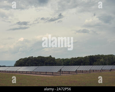 Die Solaranlage an der 158 Fighter Wing ist gegenüber der Burlington International Airport (BTV) auf der Vermont Air National Guard Base, South Burlington, VT, Sept. 4, 2019. Die Mitglieder des Civil Engineering Squadron, behalten diese solar array der so genannten FEMP (Federal Energy Management Program) Bundesamt für Energie und Wasser Management Award vom US-Energieministerium empfangen. (U.S. Air National Guard Foto von Tech. Sgt. Ryan Campbell) Stockfoto