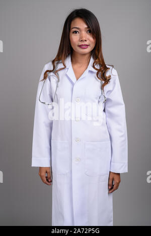 Portrait von asiatische Frau Doktor mit gewelltes Haar Stockfoto