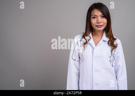 Portrait von asiatische Frau Doktor mit gewelltes Haar Stockfoto