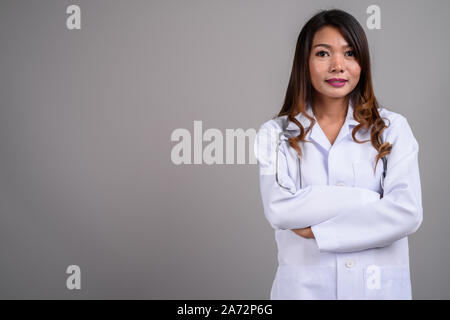 Portrait von asiatische Frau Doktor mit gewelltes Haar Stockfoto