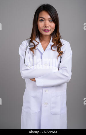 Portrait von asiatische Frau Doktor mit gewelltes Haar Stockfoto