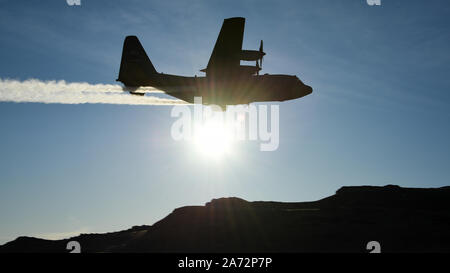 Eine C-130 Hercules der Air Force Reserve 757th Airlift Squadron zugeordnet fliegt über den Utah Test und Training Strecke Oktober 24, 2019, während eine Antenne Spray. Das Flugzeug besprüht invasive Pflanzen neu zu schaffen und bestehende brandschutzstreifen auf die Reichweite in Bereichen unzugänglichen Besatzungen durch nicht detonierte Sprengkörper Gefahren bei der Arbeit zu erweitern. (U.S. Air Force Foto von R. Nial Bradshaw) Stockfoto