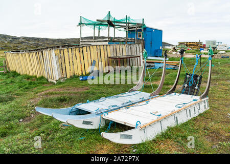 Grönland Ilulissat Hundeschlitten in Grönland. Zwei Hundeschlitten im Sommer Natur Landschaft auf Grönland geparkt. Stockfoto