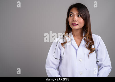 Portrait von asiatische Frau Doktor mit gewelltes Haar Stockfoto