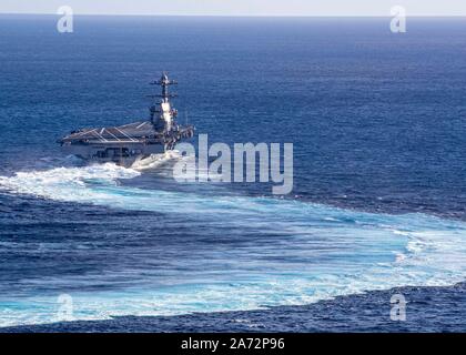 Atlantik (Okt. 2010) 29, 2019) USS Gerald R. Ford (CVN 78) führt mit hoher Geschwindigkeit dreht sich in den Atlantischen Ozean. Ford auf See ist die Durchführung von Studien nach dem Meer im Hafen Teil seiner 15 Monate post-shakedown Verfügbarkeit. (U.S. Marine Foto von Mass Communication Specialist 3. Klasse Connor Loessin) Stockfoto