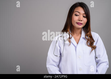 Portrait von asiatische Frau Doktor mit gewelltes Haar Stockfoto
