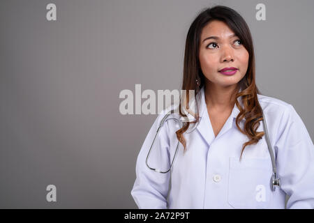 Portrait von asiatische Frau Doktor mit gewelltes Haar Stockfoto