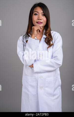 Portrait von asiatische Frau Doktor mit gewelltes Haar Stockfoto