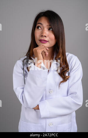 Portrait von asiatische Frau Doktor mit gewelltes Haar Stockfoto