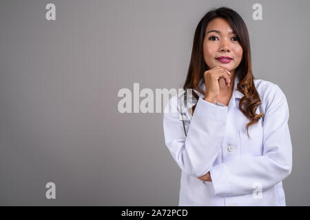Portrait von asiatische Frau Doktor mit gewelltes Haar Stockfoto