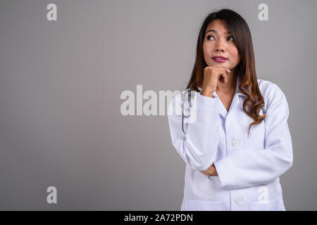 Portrait von asiatische Frau Doktor mit gewelltes Haar Stockfoto