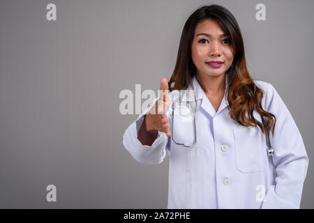 Portrait von asiatische Frau Doktor mit gewelltes Haar Stockfoto