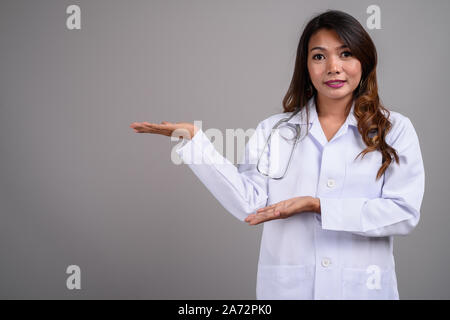 Portrait von asiatische Frau Doktor mit gewelltes Haar Stockfoto