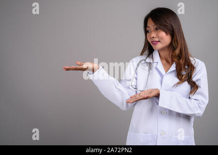 Portrait von asiatische Frau Doktor mit gewelltes Haar Stockfoto