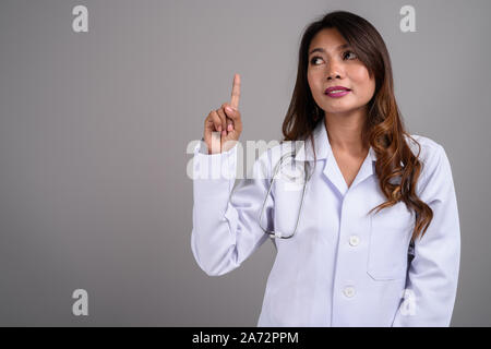 Portrait von asiatische Frau Doktor mit gewelltes Haar Stockfoto