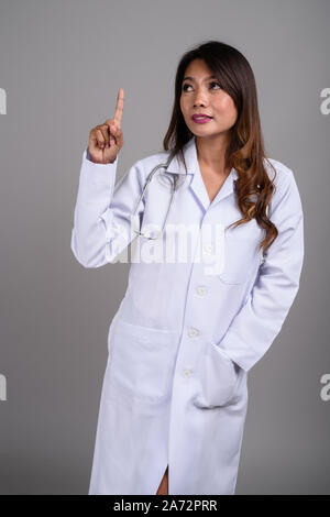 Portrait von asiatische Frau Doktor mit gewelltes Haar Stockfoto