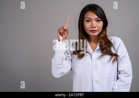 Portrait von asiatische Frau Doktor mit gewelltes Haar Stockfoto
