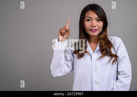 Portrait von asiatische Frau Doktor mit gewelltes Haar Stockfoto