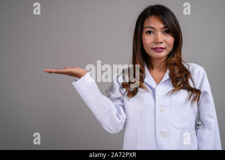 Portrait von asiatische Frau Doktor mit gewelltes Haar Stockfoto
