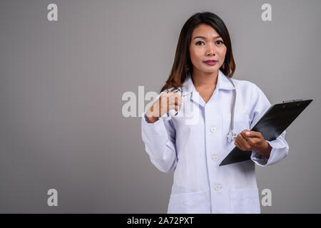 Portrait von asiatische Frau Doktor holding Zwischenablage Stockfoto