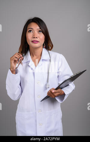 Portrait von asiatische Frau Doktor holding Zwischenablage Stockfoto