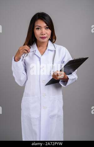 Portrait von asiatische Frau Doktor holding Zwischenablage Stockfoto