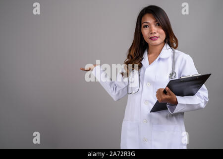 Portrait von asiatische Frau Doktor holding Zwischenablage Stockfoto