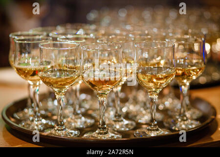 Gläser Wein auf einem Tablett in einem Restaurant. Verkostung. Stockfoto