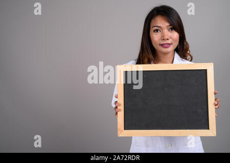 Portrait von asiatische Frau Doktor holding Tafel Stockfoto
