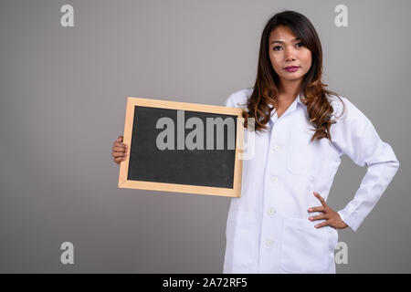Portrait von asiatische Frau Doktor holding Tafel Stockfoto