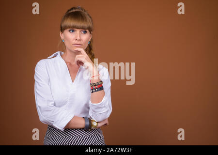 Porträt der schönen blonden Geschäftsfrau mit Haarflechten denken Stockfoto