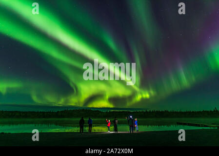 Eine Gruppe von Aurora Touristen nehmen ihre Aurora selfies bei Wohlhabenden See, in der Nähe von Yellowknife, NWT, ein beliebter Ort auf dem Ingraham Trail für Aurora watchi Stockfoto