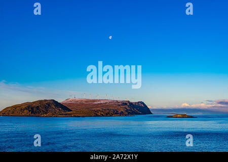 Der abnehmende Mond gibbous in den Morgenhimmel und im Nordwesten als wir aus dem Hafen von Havøysund, Norwegen segelte. Aus diesem Breitengrad 70°N Das Moo Stockfoto