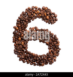 Arabischen Ziffer '6' aus frisch gerösteten Kakaobohnen auf weißem Hintergrund isoliert. Kaffee Muster aus Kaffeebohnen hergestellt. Schriftart für coffein, die CONCE Stockfoto