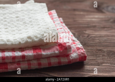 Handtücher sind gegen eine Holz Hintergrund mit einer Kopie der Platz gestapelt Stockfoto