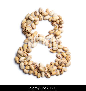 Arabische Ziffer "8" von einem ungeschälte Pistazien auf einem weißen Hintergrund isoliert. Ungeschälte Pistazien Muster. gesunde Ernährung Konzept. Briefe für Comp Stockfoto