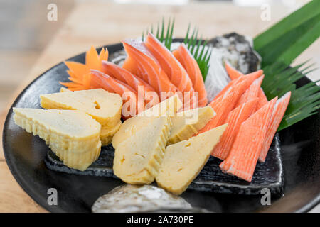 Japan Roher Lachs Sashimi Susse Ei Und Imitation Crab Stick Auf Ice Pod Im Japanischen Restaurant Traditionelle Japanische Lebensmittel Oder Mit Wenig Kalorien Eine Stockfotografie Alamy