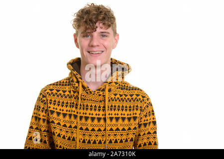 Junger stattlicher Mann mit lockigem Haar hoodie tragen Stockfoto