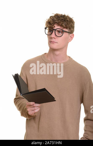 Junge stattlichen kaukasischen Mann denken, während Buch Stockfoto