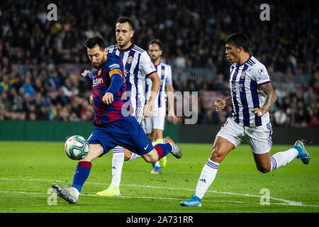 Barcelona, Spanien. 30 Okt, 2019. FC Barcelona Messi Kerben ein zweites Ziel während La Liga Match zwischen dem FC Barcelona und Real Valladolid in Barcelona, Spanien, Okt. 30, 2019. Credit: Joan Gosa/Xinhua/Alamy leben Nachrichten Stockfoto