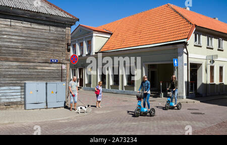 VENSPILS, Lettland - 31. Juli: Stadt ist auf der Venta und der Ostsee entfernt und verfügt über einen eisfreien Hafen. Zwei junge Frauen, von Gyro scoot Stockfoto